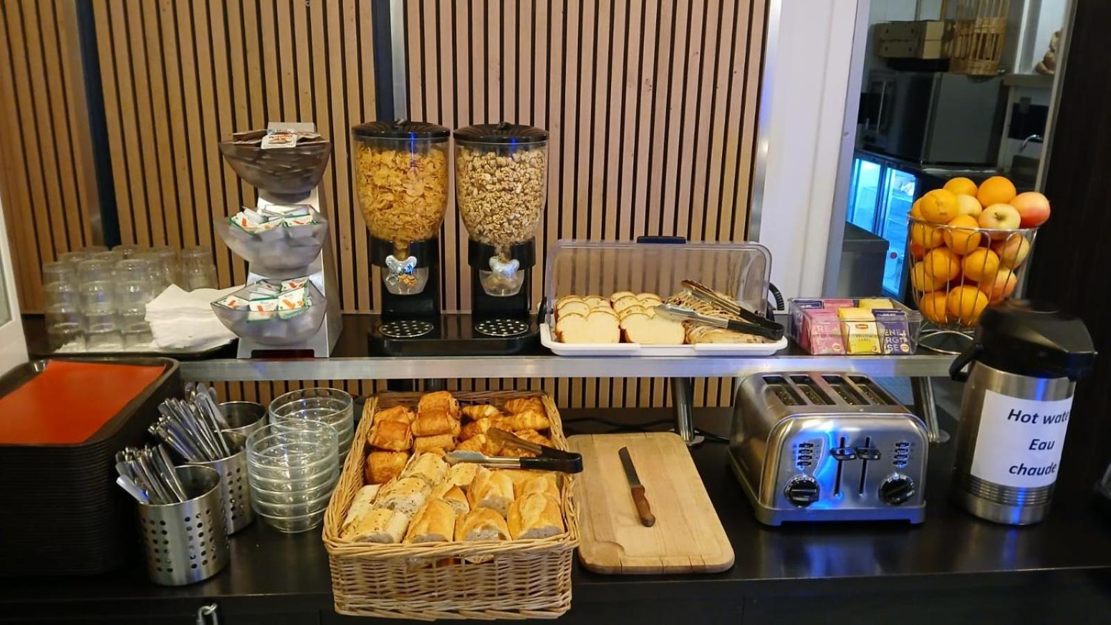 Hotel Mary's République 2*